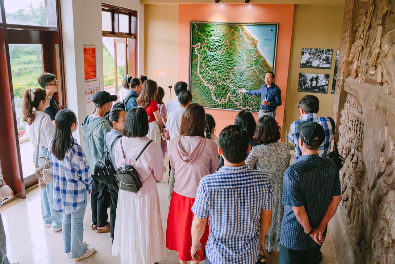 Đoàn tham quan nhà bảo tàng tại di tích Sân bay Tà Cơn. 